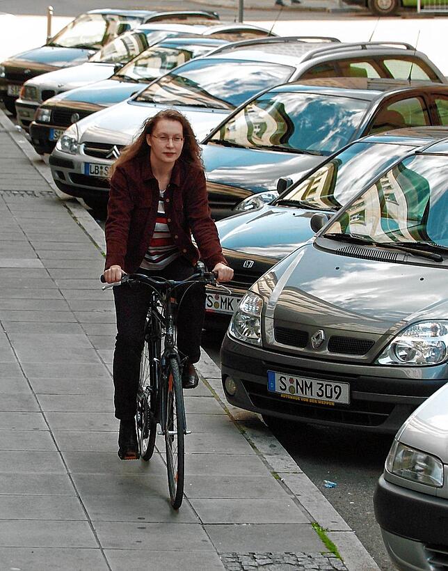 Eine Radfahrerin in der Stuttgarter Innenstadt: Wohin mit all dem Blech, fragen sich viele Bürger der Autostadt.