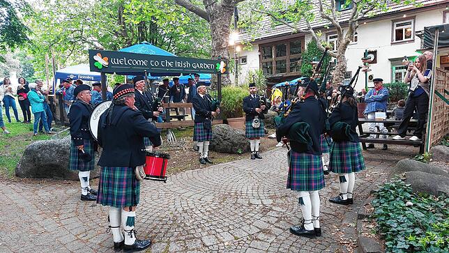 Im Irish Garden gibt es Dudelsackmusik.
