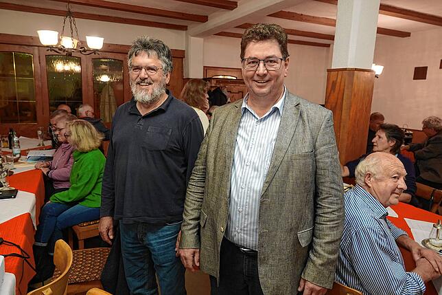 Norbert Lüttin (rechts) mit Geschichtsstammtisch-Initiator Gerhard Krug nach seinem Referat über die Hotzenwaldbahn.