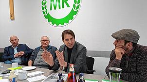 CDU-Bundesvize Andreas Jung (dritter von links) diskutiert mit Andreas Deyer, Ulrich Diener und Frank Hofer (von links nach rechts) ...