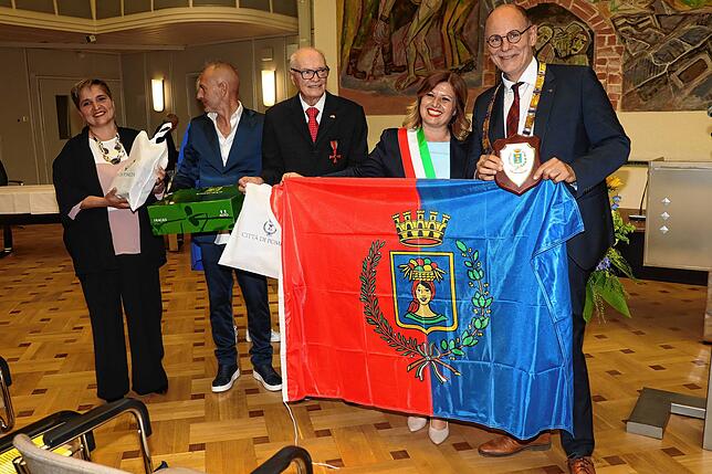 Pomezias Bürgermeisterin Veronica Felici (zweite von rechts) hat beim Festakt eine Fahne der italienischen Partnerstadt an ...