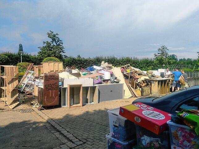 Schuttberge sammelten sich in den Tagen nach dem Starkregen in den Wohngebieten im Ortskern von Oberteuringen. Die Gemeinde verhandelt ...