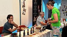 Beim Fest zum 20-jährigen Bestehen des Eine-Welt-Ladens präsentieren Händler ihre fair gehandelten Produkte. Bilder: Novakovic