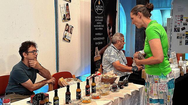 Beim Fest zum 20-jährigen Bestehen des Eine-Welt-Ladens präsentieren Händler ihre fair gehandelten Produkte. Bilder: Novakovic