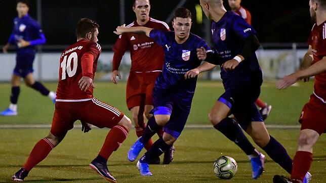 Dritter Sieg in Folge: Marjan Jelec (Mitte) besorgte den beim Gast umstrittenen dritten Treffer für den VfB Waldshut beim 3:1-Sieg gegen ...