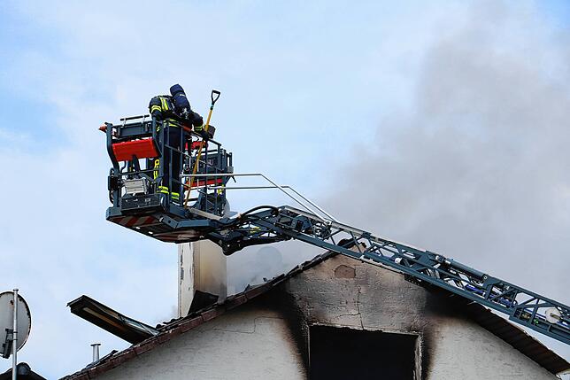 Die Feuerwehr Bräunlingen bekämpft am Mittwochmorgen einen Gebäudebrand in einem Wohngebäude Ecke Dießenhoferstraße/ Gießnaustraße. Der ...