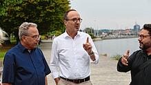 Eine Gesprächsrunde am Rande der EU (von links): Stadtrat Joachim Filleböck, der Konstanzer Oberbürgermeister Uli Burchardt und Fabio ...