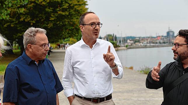 Eine Gesprächsrunde am Rande der EU (von links): Stadtrat Joachim Filleböck, der Konstanzer Oberbürgermeister Uli Burchardt und Fabio ...