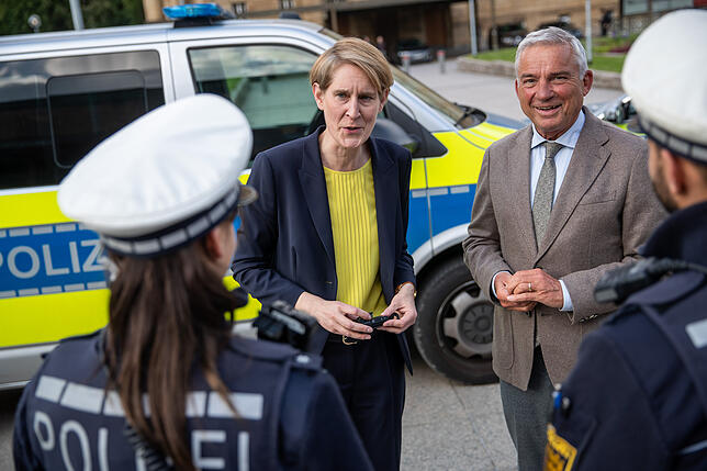 Baden-Württembergs Landespolizeipräsidentin Stefanie Hinz (2.v.l.) und Baden-Württembergs Innenminister Thomas Strobl (3.v.l. CDU) ...