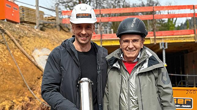 Geschäftsinhaber Ruwen Faller (links) und Geschäftsführer Gerhard Faller mit der Zeitkapsel, die später im Fundament des ersten Hauses ...
