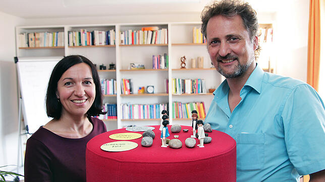 Claudia Hahn und Emil Zajec, Leiter der Beratungsstelle, arbeiten bei ihren Beratungsgesprächen auch mit Spielfiguren und Steinen. Diese ...