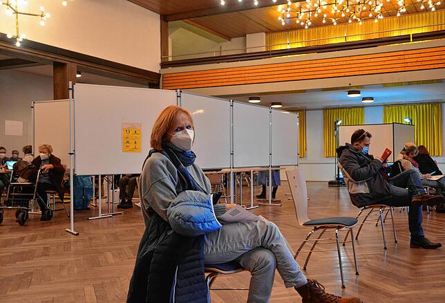 Nach der Impfung heißt es eine Viertelstunde warten, damit Impfreaktionen ausgeschlossen werden können.