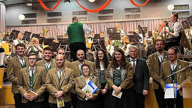 Verdiente Musikanten werden geehrt (jeweils von links), hinten: Raphael Müller, Joshua Längle, Tobias Buck, Marius Krall, Martina ...