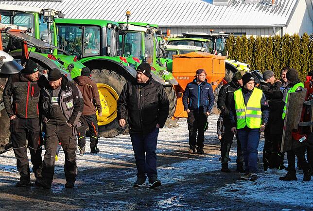 Viele Mitarbeiter von Kramer, Handwerker, Spediteure und Bürger bekundeten ihre Solidarität mit den Landwirten.