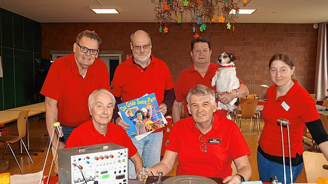 Das Team des Reparaturcafés bietet Hilfe zur Selbsthilfe: (von links) Heinz Junginger, Peter Skoda, Frank Sausen, Adam Kanon mit Hund ...