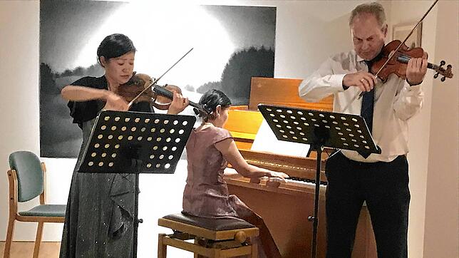 Fulminantes Trio: Pianistin Yuki Ohira und Kaoru Yamamoto mit Geiger Markus Kern ergänzt. Foto: Karin Steinebrunner