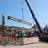 Vier einzelne solcher Teile wie das am Kran hängende bildeten die Behelfsbrücke für den Zugverkehr im Sommer. Inzwischen ist die echte ...