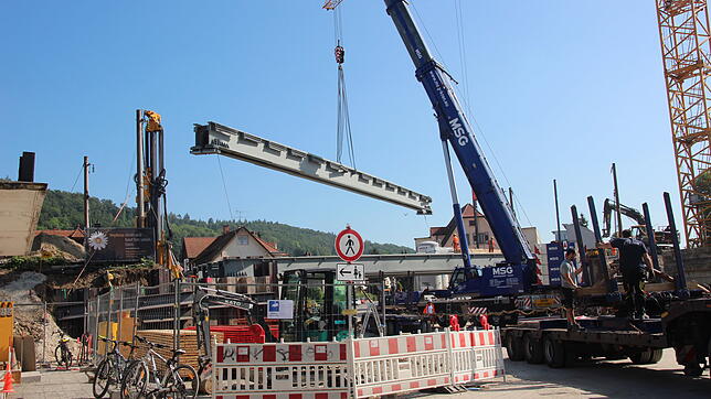 Vier einzelne solcher Teile wie das am Kran hängende bildeten die Behelfsbrücke für den Zugverkehr im Sommer. Inzwischen ist die echte ...