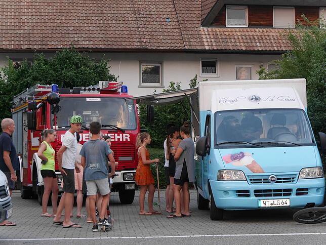 Bild 3: Kein Strom, aber Gratis-Eis und Getränke: So war es beim großen Stromausfall in Wallbach