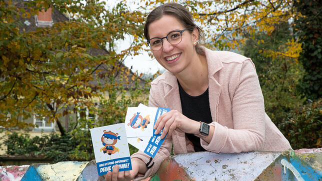Jennifer Störk präsentiert die Statementkarten mit dem Maskottchen &bdquo;Kiko&ldquo;.
