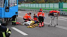 Zahlreiche Einsatzkräfte von acht Feuerwehren und des DRK-Kreisverbands sind bei der Übung auf der B34 und den Gleisen der Wutachtalbahn ...