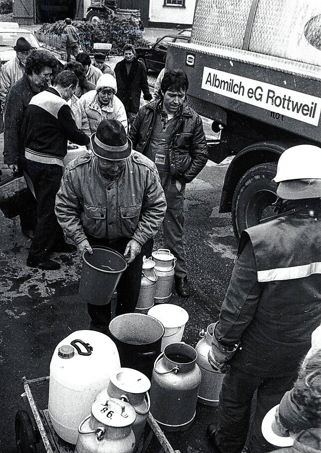 Durch das Hochwasser 1990 wurde die Trinkwasserversorgung in Donaueschingen beschädigt. So wie hier in Pfohren mussten auch in der ...