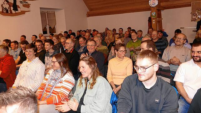 Im Behlaer Rathaussaal gibt es während der ersten Gmond zahlreiche Informationen von Ortsvorsteher Johannes Bogenschütz. Dabei erleben ...