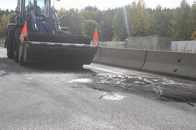 Bild 15: Bilder vom Abtransport des Felsbrockens auf der A81 nach dem Unfall nahe Trossingen