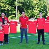 Solidarität mit dem Nachwuchs: Beim FC Bergalingen überreichte Vorsitzender Martin Schmid (Mitte) während des ersten Corona-Lockdowns ...