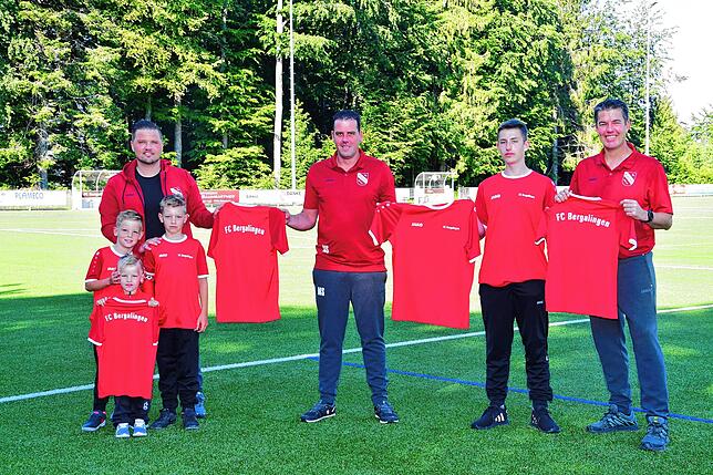 Solidarität mit dem Nachwuchs: Beim FC Bergalingen überreichte Vorsitzender Martin Schmid (Mitte) während des ersten Corona-Lockdowns ...