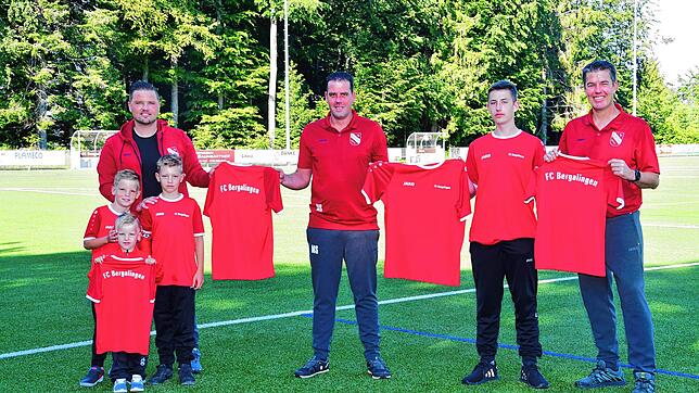 Solidarität mit dem Nachwuchs: Beim FC Bergalingen überreichte Vorsitzender Martin Schmid (Mitte) während des ersten Corona-Lockdowns ...
