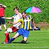 Bei diesem Zweikampf konnte Aaron Amann (links) von der SG Heiligenberg/Illmensee den Angreifer Alexander Hamann (SV Meßkirch) vom Ball ...