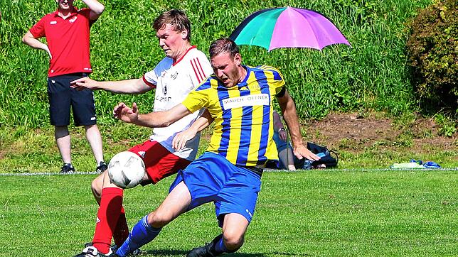 Bei diesem Zweikampf konnte Aaron Amann (links) von der SG Heiligenberg/Illmensee den Angreifer Alexander Hamann (SV Meßkirch) vom Ball ...