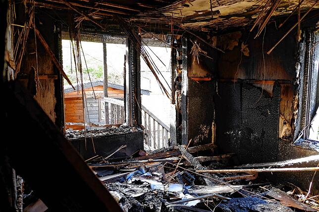 Die untere Wohnung des Hauses wurde durch den Brand am 16. Dezember komplett zerstört. Was die Ursache für das verheerende Feuer war, ...