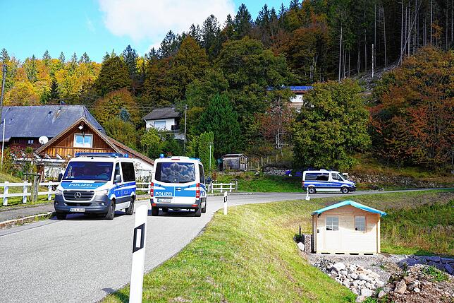 Mehrere Polizeikastenwägen sind in dem kleinen Schwarzwaldort Ibach unterwegs. Das Archivbild entstand im Oktober 2020.