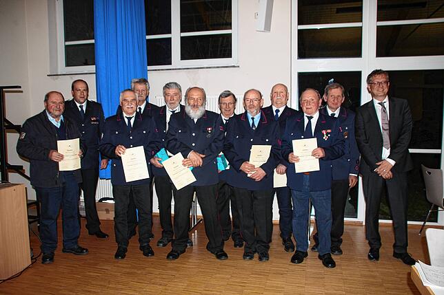 Für diese Mitglieder der Altersabteilung der Feuerwehr Wald gab es eigens eine Urkunde für mehr als 50 Jahre Feuerwehrzugehörigkeit. ...