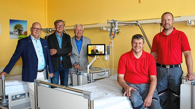 Krankenhaus-Geschäftsführer Michael Hanke, Hubert Steinmann und Werner Gaiser vom Förderverein sowie Wolfgang Schmid, technischer Leiter ...