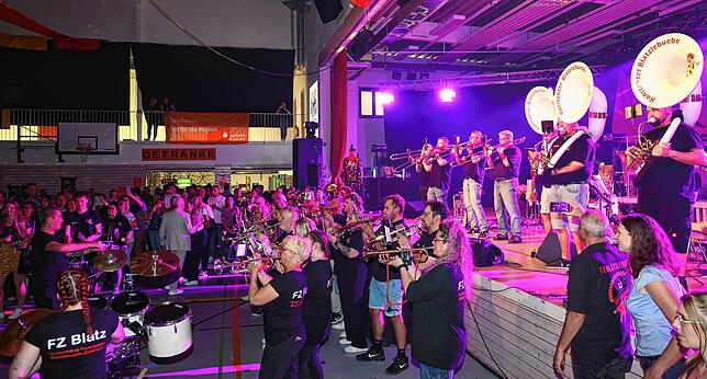 Gastgeber und Geburtstagskind – der Fanfarenzug spielt bei seiner Jubiläumsfeier auf.