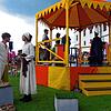 Die Darsteller des Stücks „Uffrur“ (Aufruhr) spielen in und um einen gelben Pavillon, der von allen Seiten von Publikum umringt ist. ...