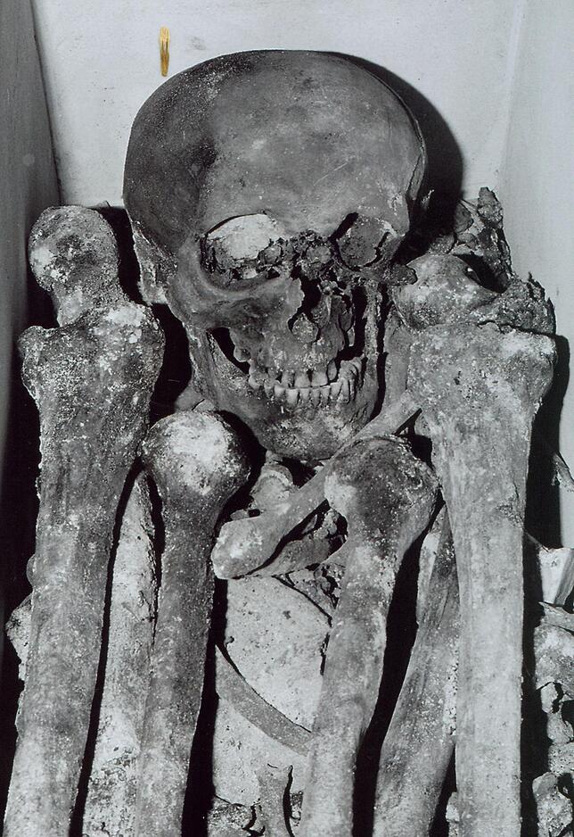 Die Gebeine des Fürstabtes, wie sie 1981/82 bei den Renovierungsarbeiten zu Tage kamen.