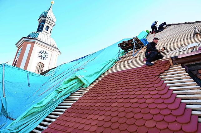 In luftiger Höhe arbeiten die Zimmermänner der Holzbaufirma Zeller & Jochum aus Immendingen an der Erneuerung des Kirchendachs der ...
