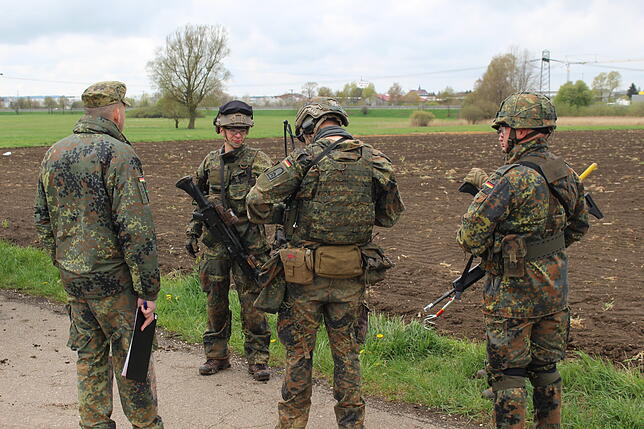 Bild 7: Sprengfallen, Medizinverkäufer und Bewaffnete in Aasen: Das erlebt die Bundeswehr bei ihrer Übung