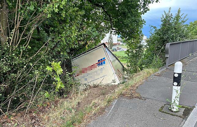 Bild 1: Hochrhein: Lastwagen brettert in Schweiz die Böschung hinunter