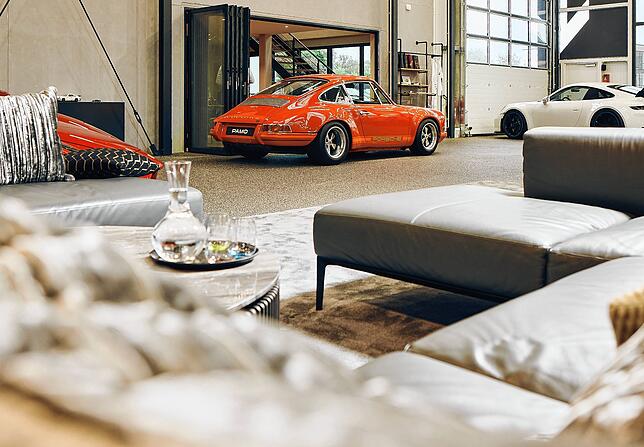 Mitten in der großen Halle befindet sich eine Lounge mit vier Sofas.