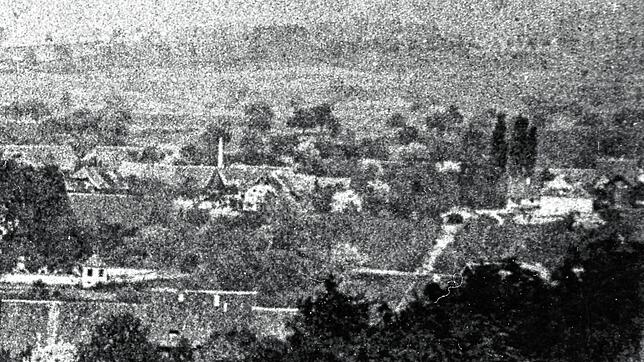 Dieses Detail der ältesten Aufnahme Wehrs zeigt Neflin & Rupp im Jahr 1872. Der Kamin ist von bescheidener Höhe. Rechts die Wehra. ...