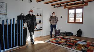 Einen neuen Weg gehen Götz Ertle (Jugendmusikschule) und Tontechniker Martin Thoma. Ab Ostermontag gibt es täglich online ein ...
