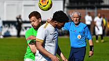 Knackt den Riegel: Simon Gantert (links) erlöste mit seinem Treffer die SG Mettingen/Krenkingen in der Partie beim Schlusslicht Bosporus ...