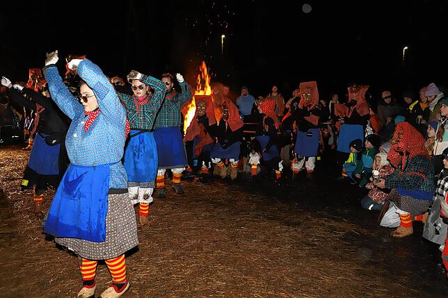 Bild 6: Schneeschreck und Riedhexen tanzen am Feuer &ndash; Alle Bilder vom Fasnachtsauftakt in Wollmatingen