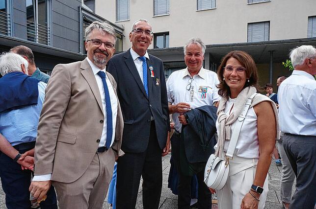 Bild 11: Bilder des Sektempfangs der Chilbi: Gute Laune auf dem Kirchplatz