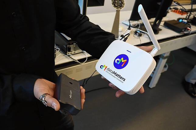 Der Sensor (links) misst den Füllstand der Mülleimer und sendet die Daten an die Empfangsstation (rechts), die momentan im Technischen ...